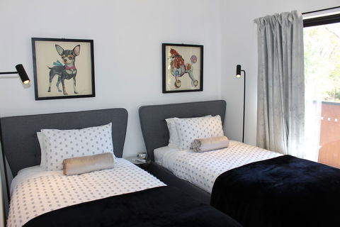 Pretty Haven - Sydneys Hotel 3