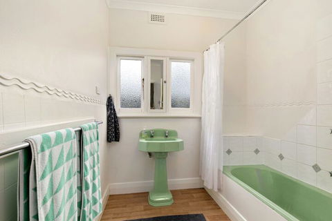 Vintage Sunrise PET Friendly - Sydneys Hotel 5