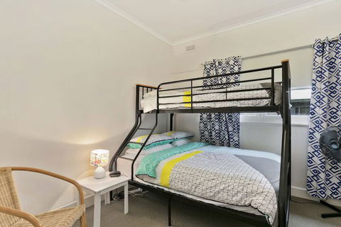 Vintage Sunrise PET Friendly - Sydneys Hotel 2