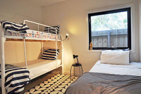 Armstrongs Close TO Beach - Sydneys Hotel 4