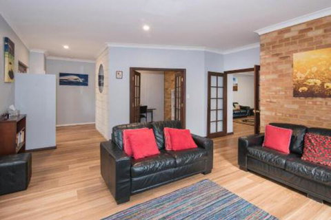 Family Friendly Holiday Haven - Sydneys Hotel 5