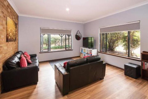 Family Friendly Holiday Haven - Sydneys Hotel 7