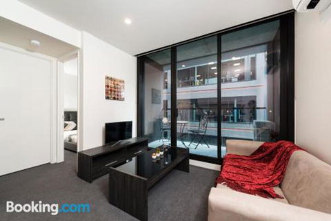 Along Melbournes Magic Boulevard - Sydneys Hotel 4
