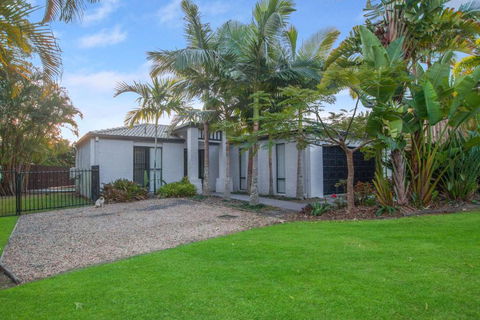 Relax At Coolum - Sydneys Hotel 5