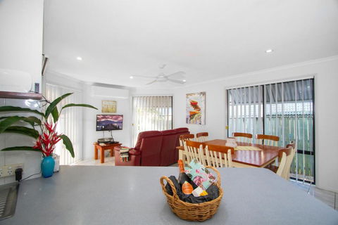 Relax At Coolum - Sydneys Hotel 2