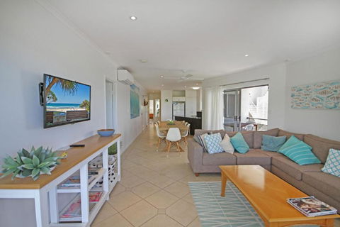 Unit 2 Beach Gallery 9 Andrew Street Point Arkwright 500 BOND LINEN SUPPLIED - Sydneys Hotel 6