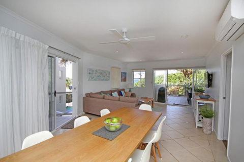 Unit 2 Beach Gallery 9 Andrew Street Point Arkwright 500 BOND LINEN SUPPLIED - Sydneys Hotel 3