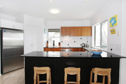 Unit 2 Beach Gallery 9 Andrew Street Point Arkwright 500 BOND LINEN SUPPLIED - Sydneys Hotel 1