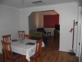 Aly's Cottage - Sydneys Hotel 1