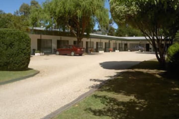  Sydneys Hotel