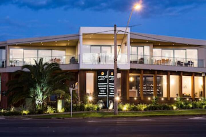 Sydneys Hotel