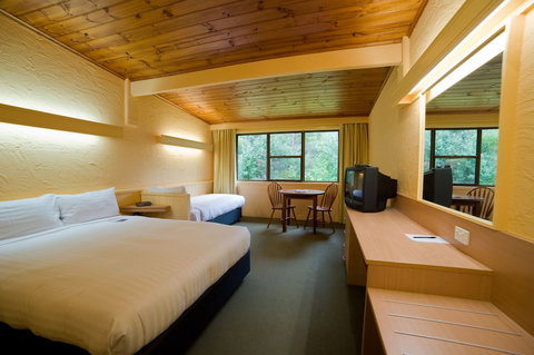 Strahan Village - Sydneys Hotel 6