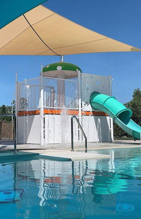 Queens Beach Tourist Village - Sydneys Hotel 4