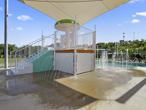 Queens Beach Tourist Village - Sydneys Hotel 3