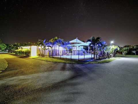Queens Beach Tourist Village - Sydneys Hotel 2