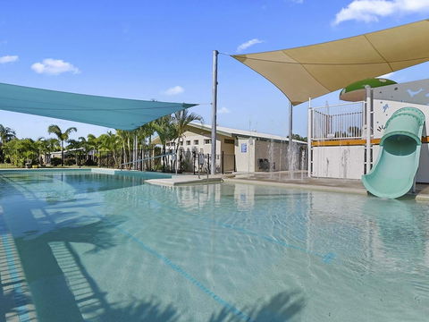 Queens Beach Tourist Village - Sydneys Hotel 6