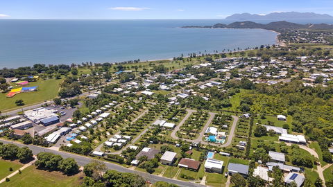 Queens Beach Tourist Village - Sydneys Hotel 0