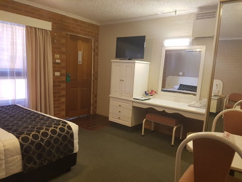 Cousins Motor Inn - Sydneys Hotel 4