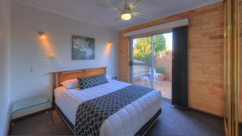 Cousins Motor Inn - Sydneys Hotel 1