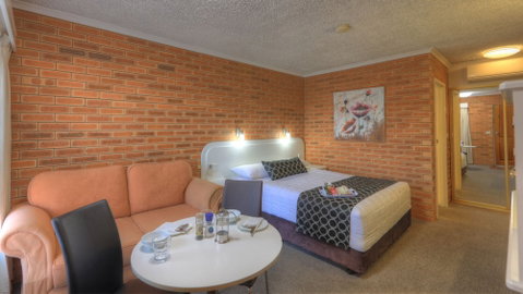 Cousins Motor Inn - Sydneys Hotel 6