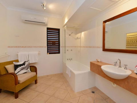 Poolside Studio - Sydneys Hotel 1