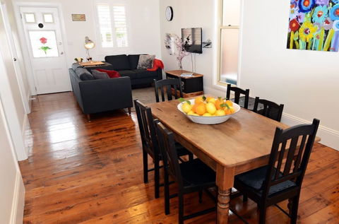 Thelma's Temora - Sydneys Hotel 0