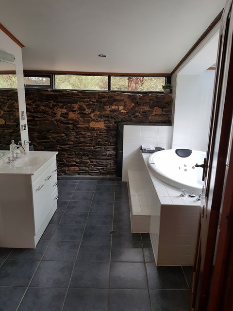 William Hunts Retreat Cypress Studio - Sydneys Hotel 4