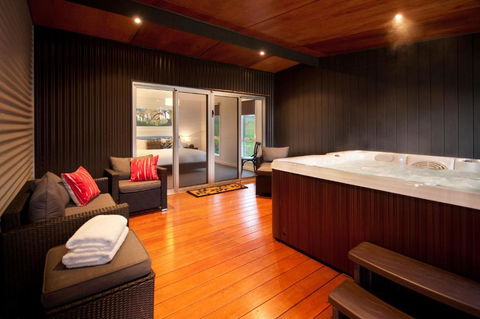 Alyonah Daylesford - Sydneys Hotel 7