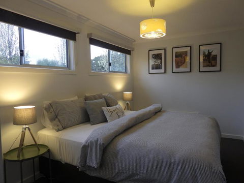 Alyonah Daylesford - Sydneys Hotel 5
