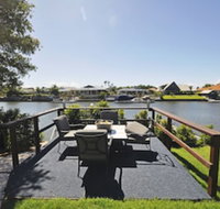 Bribie Island Canal Holiday Destination - Sydneys Hotel