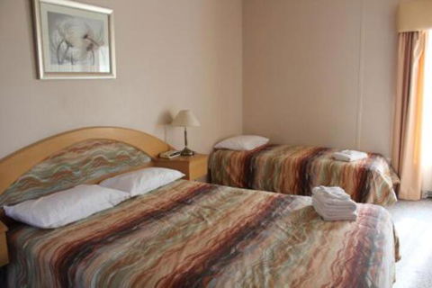 Golden Rivers Holiday Apartments - Sydneys Hotel 6