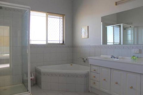 Golden Rivers Holiday Apartments - Sydneys Hotel 2