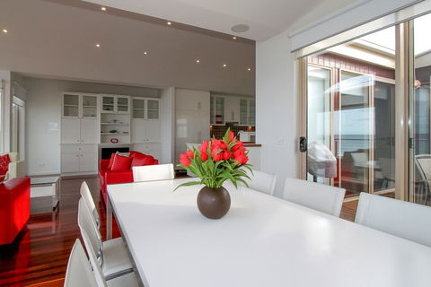 Aqua Luna - Sydneys Hotel 5