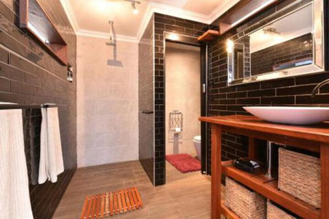 Millfield Eco Lodge With Views & Inside / Outside Hangouts - Sydneys Hotel 2
