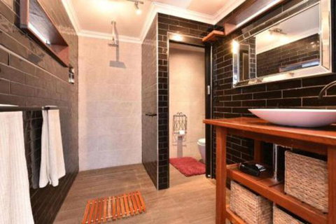 Millfield Eco Lodge With Views & Inside / Outside Hangouts - Sydneys Hotel 3