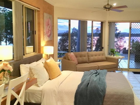 SilverWaters Waterfront Accommodation - Sydneys Hotel 3