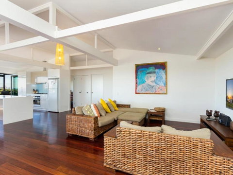 Cylinder Palms - Sydneys Hotel 3