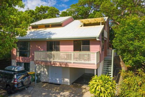 Straddie House - Sydneys Hotel 0