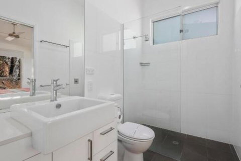 112 Tramican Street - Sydneys Hotel 7