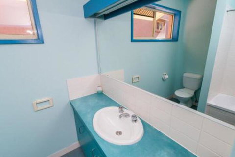 At Cylinder Unit 2 - Sydneys Hotel 6
