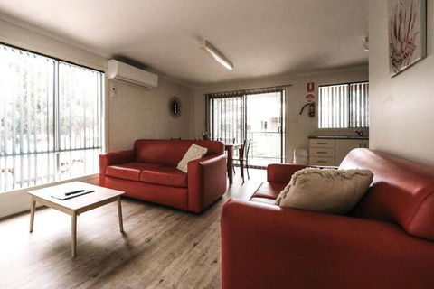 Ardrossan Caravan Park - Sydneys Hotel 7