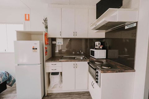 Ardrossan Caravan Park - Sydneys Hotel 4