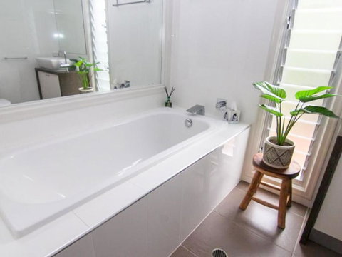 Two Sands Town House - Sydneys Hotel 6