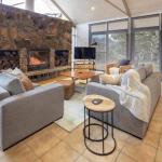 Silvertop Chalet - Sydneys Hotel 0
