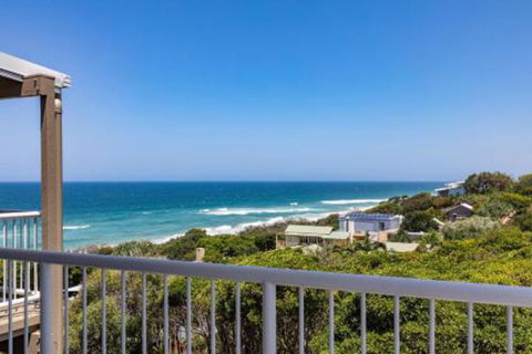 Wake Up To Ocean Views In Stylish Comfort - Sydneys Hotel 0
