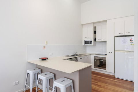 Unit 2 Rainbow Surf Modern Double Storey Townhouse With Large Shared Pool Close To Beach & Shops - Sydneys Hotel 2