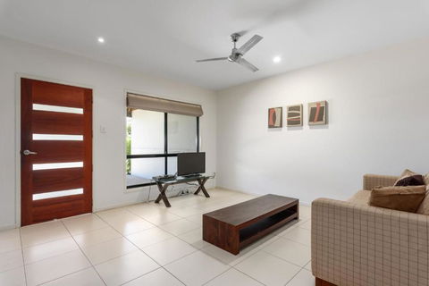 Unit 2 Rainbow Surf Modern Double Storey Townhouse With Large Shared Pool Close To Beach & Shops - Sydneys Hotel 6