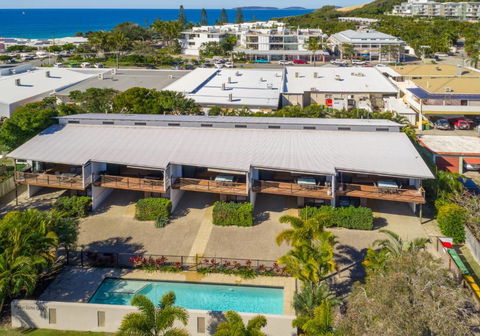 Unit 2 Rainbow Surf Modern Double Storey Townhouse With Large Shared Pool Close To Beach & Shops - Sydneys Hotel 3