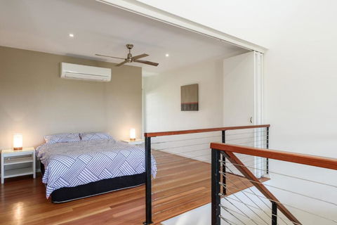 Unit 2 Rainbow Surf Modern Double Storey Townhouse With Large Shared Pool Close To Beach & Shops - Sydneys Hotel 5
