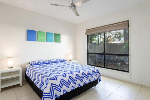 Unit 2 Rainbow Surf Modern Double Storey Townhouse With Large Shared Pool Close To Beach & Shops - Sydneys Hotel 1